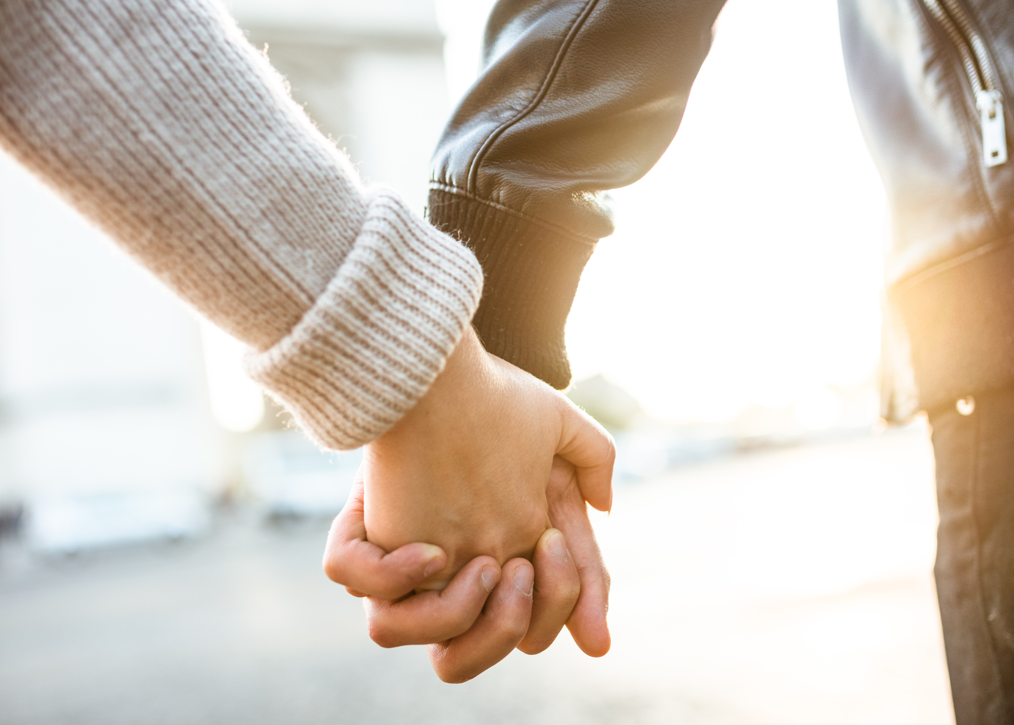 romantic photo holding hands