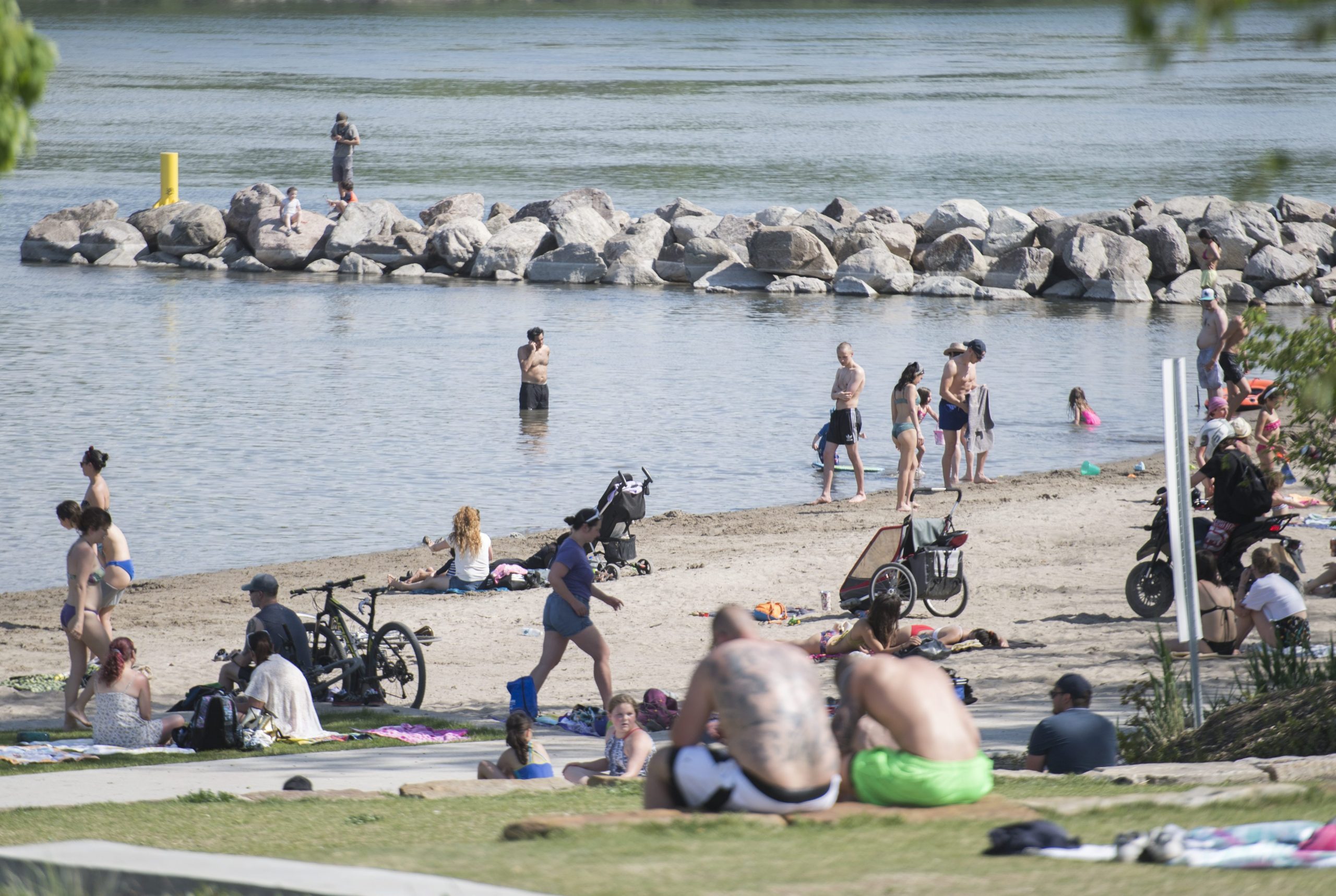 Which Montreal pools, splash pads and beaches are open?