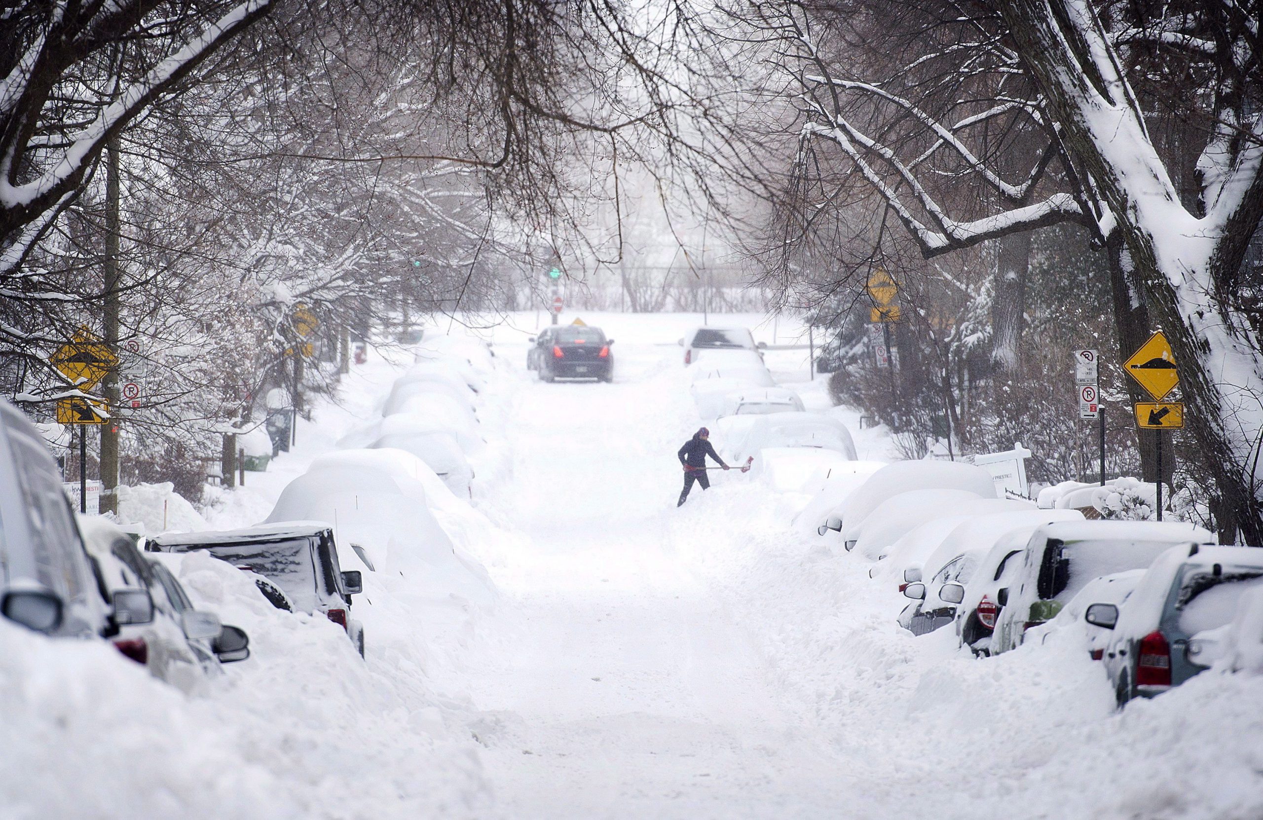 Environment Canada issues snowfall warnings as storm hits Ontario, Quebec