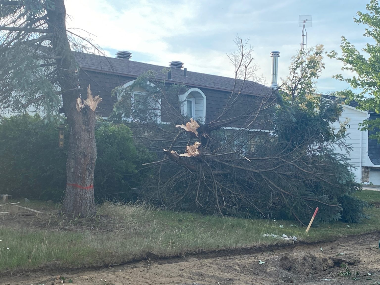 One dead as tornado hits Mascouche, Que., north of Montreal