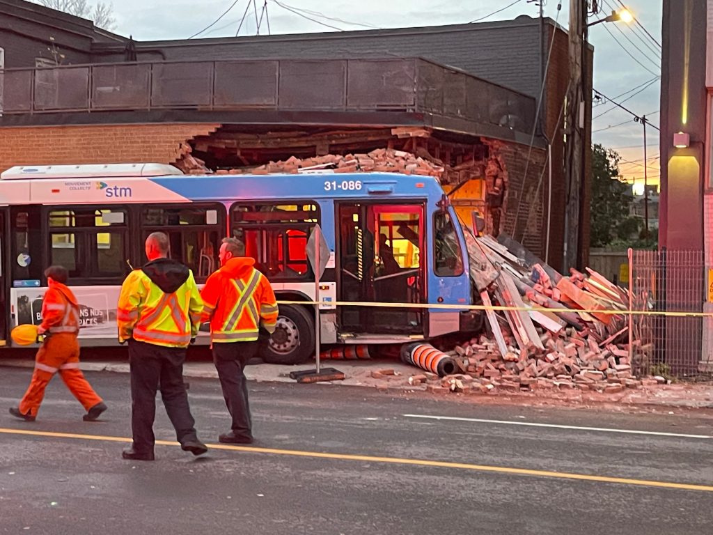 Montreal STM bus crashes into building in La Petite-Patrie