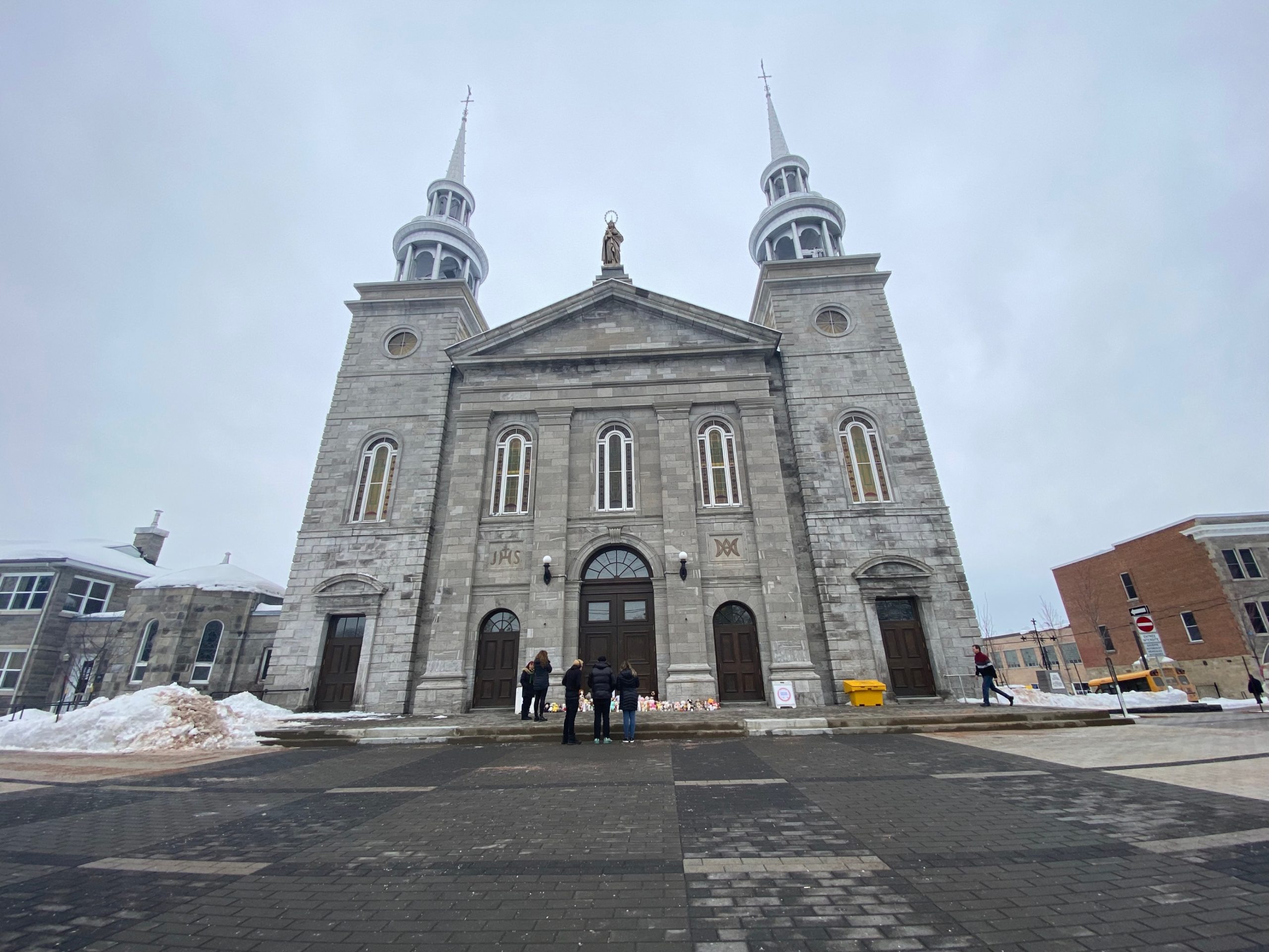 Vigilia de la iglesia de la guardería del accidente de autobús de Laval