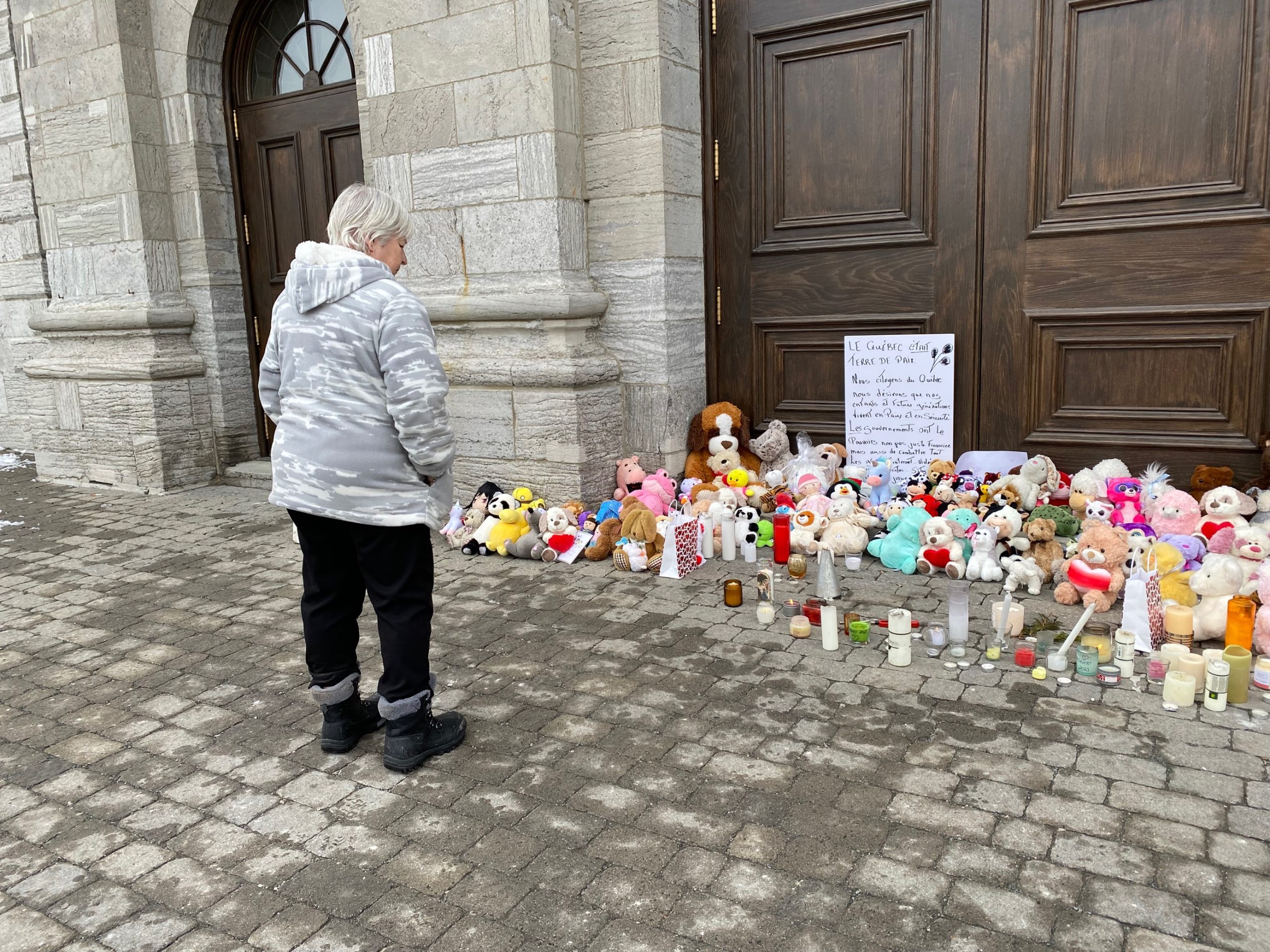 Vigilia de la iglesia de la guardería del accidente de autobús de Laval