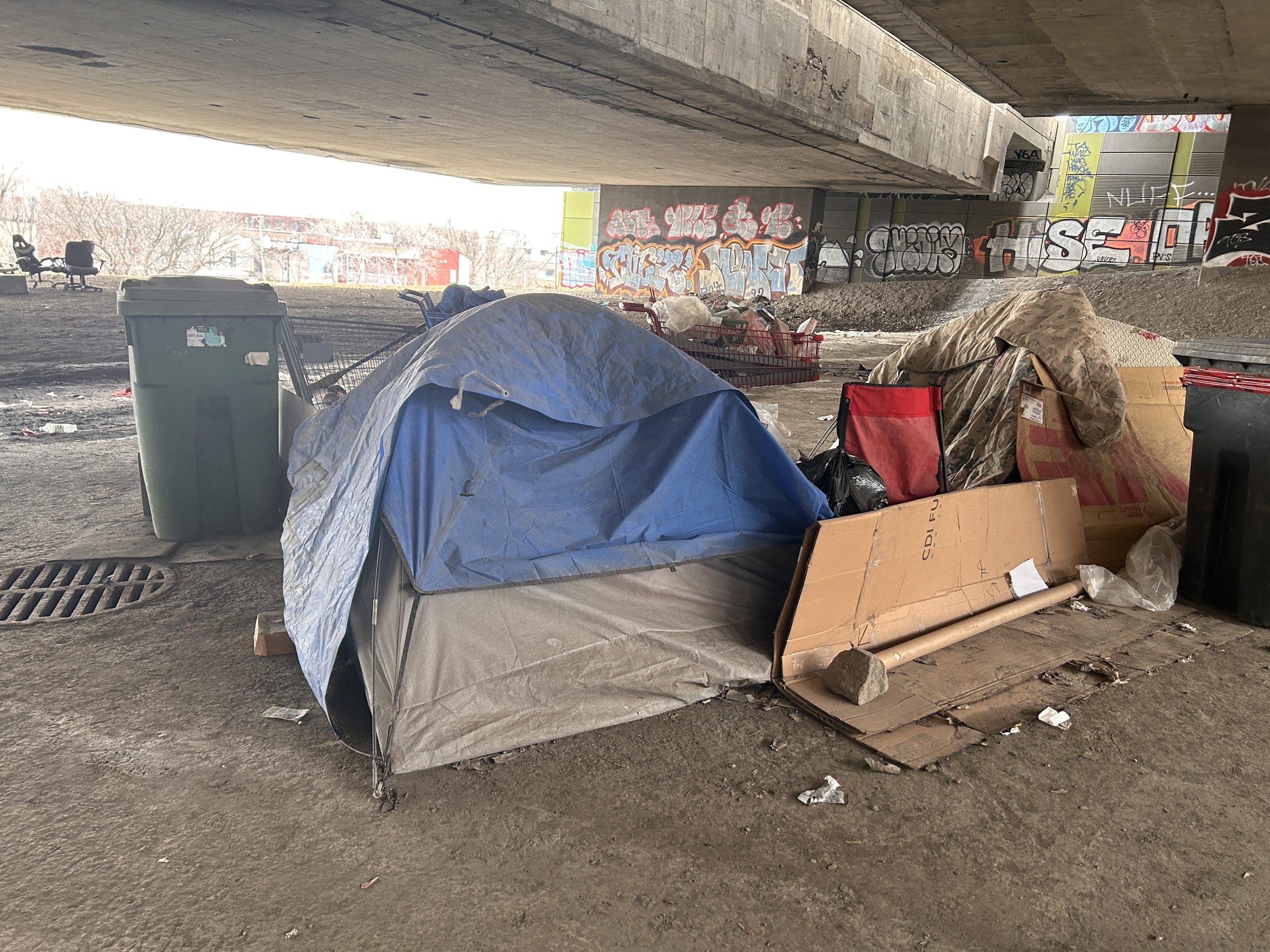 Campamento para personas sin hogar bajo la autopista de Montreal