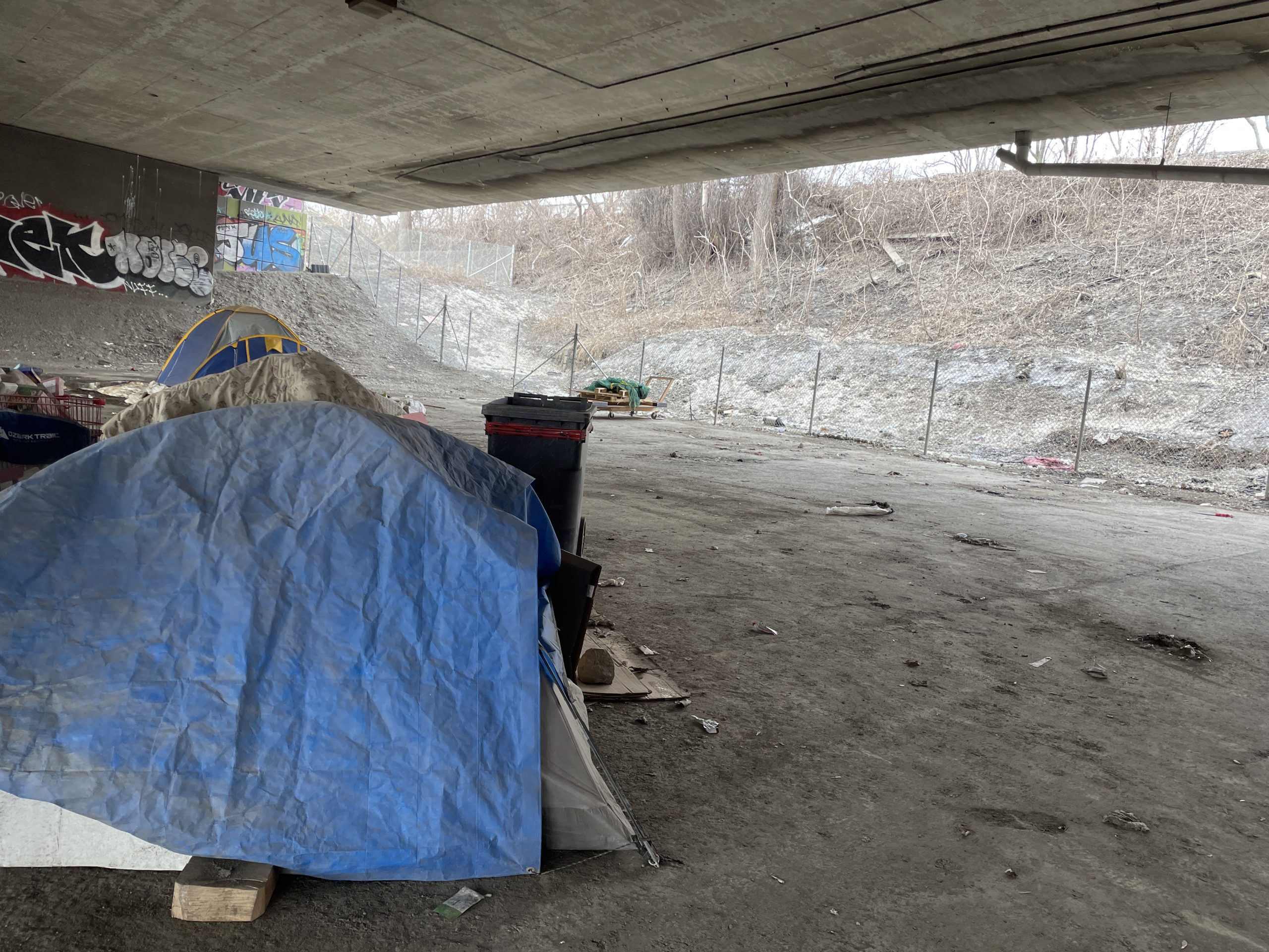 Campamento para personas sin hogar bajo la autopista de Montreal