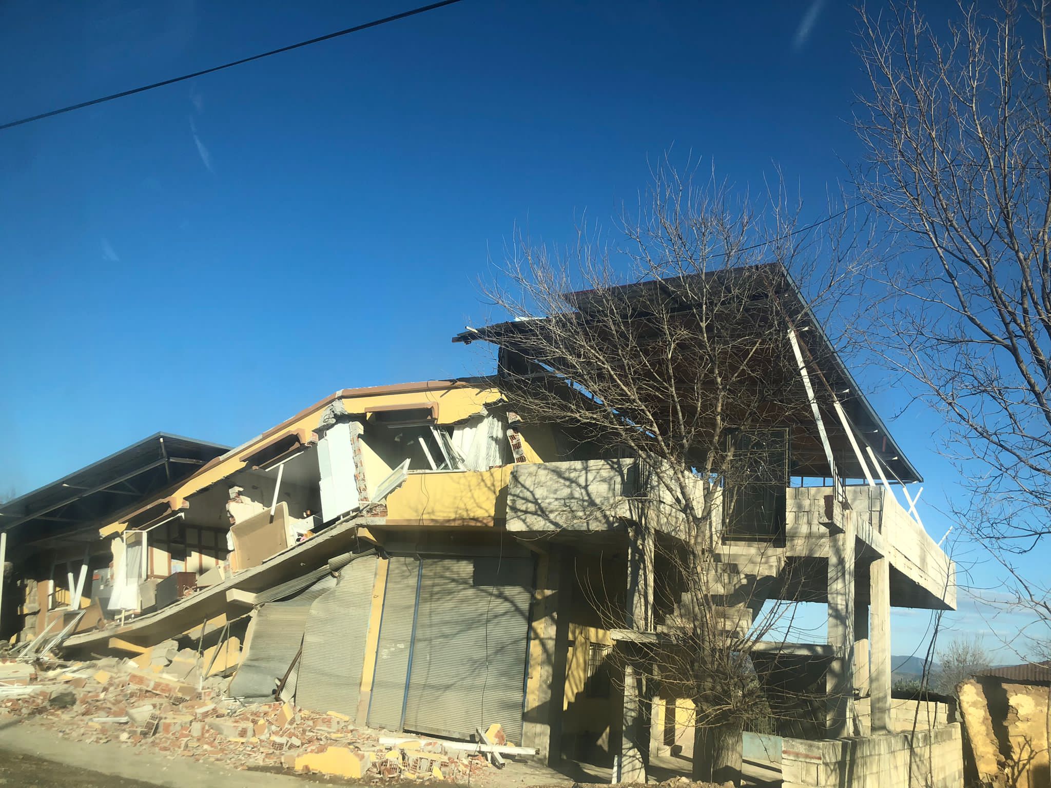 Casa dañada después del terremoto de Turquía