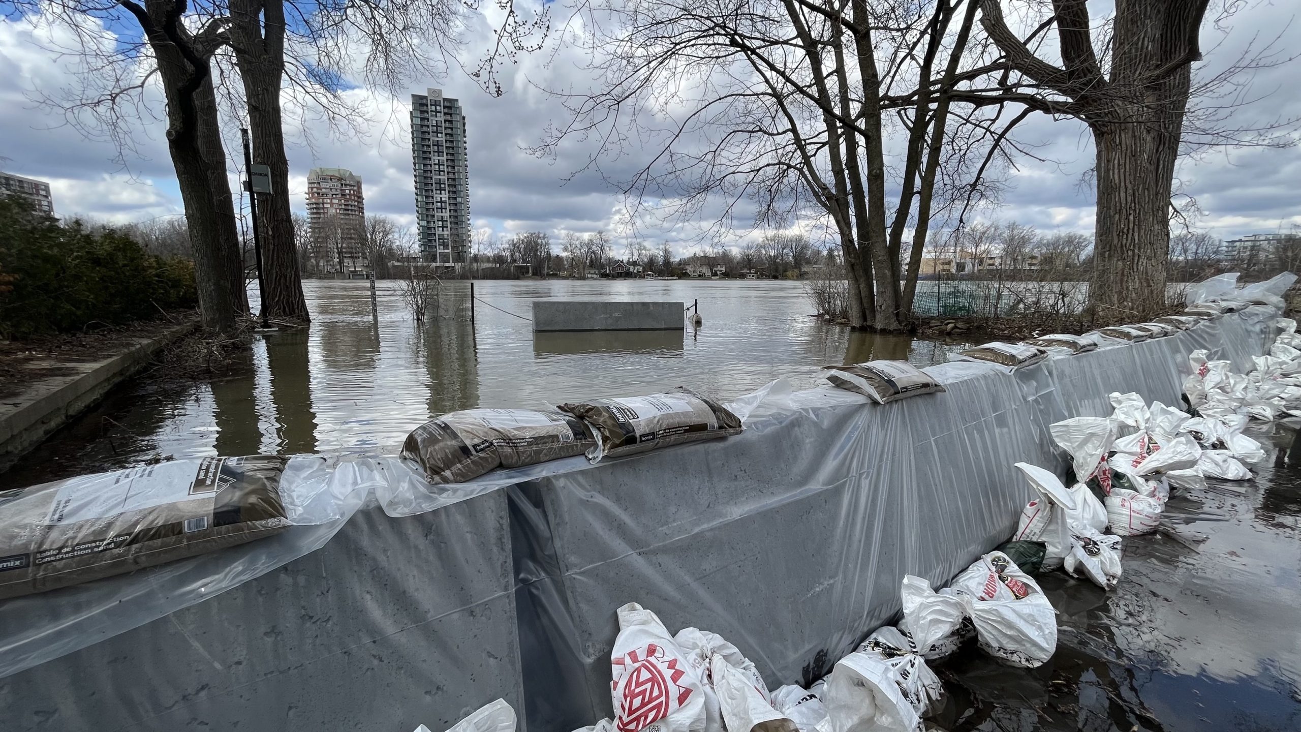 Sacos de arena y bloques de hormigón colocados cerca de la rivière des Prairies al final de la calle Notre-Dames-des-Anges