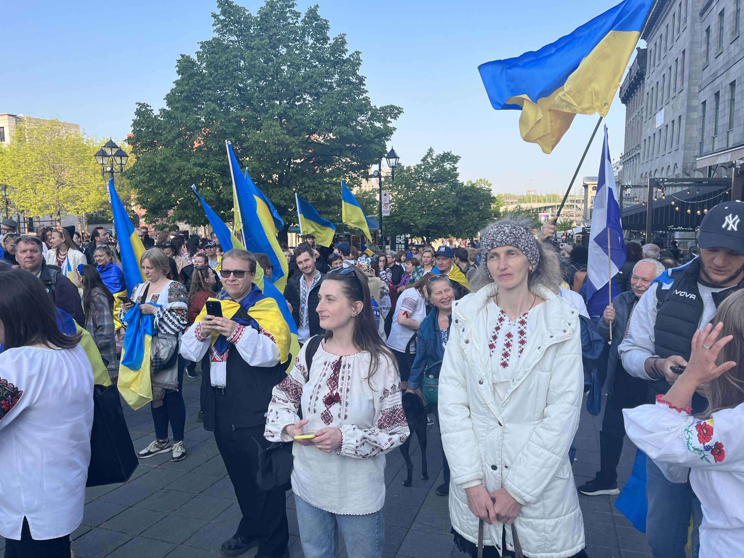 Ucranianos participando en el Día de Vyshyvanka