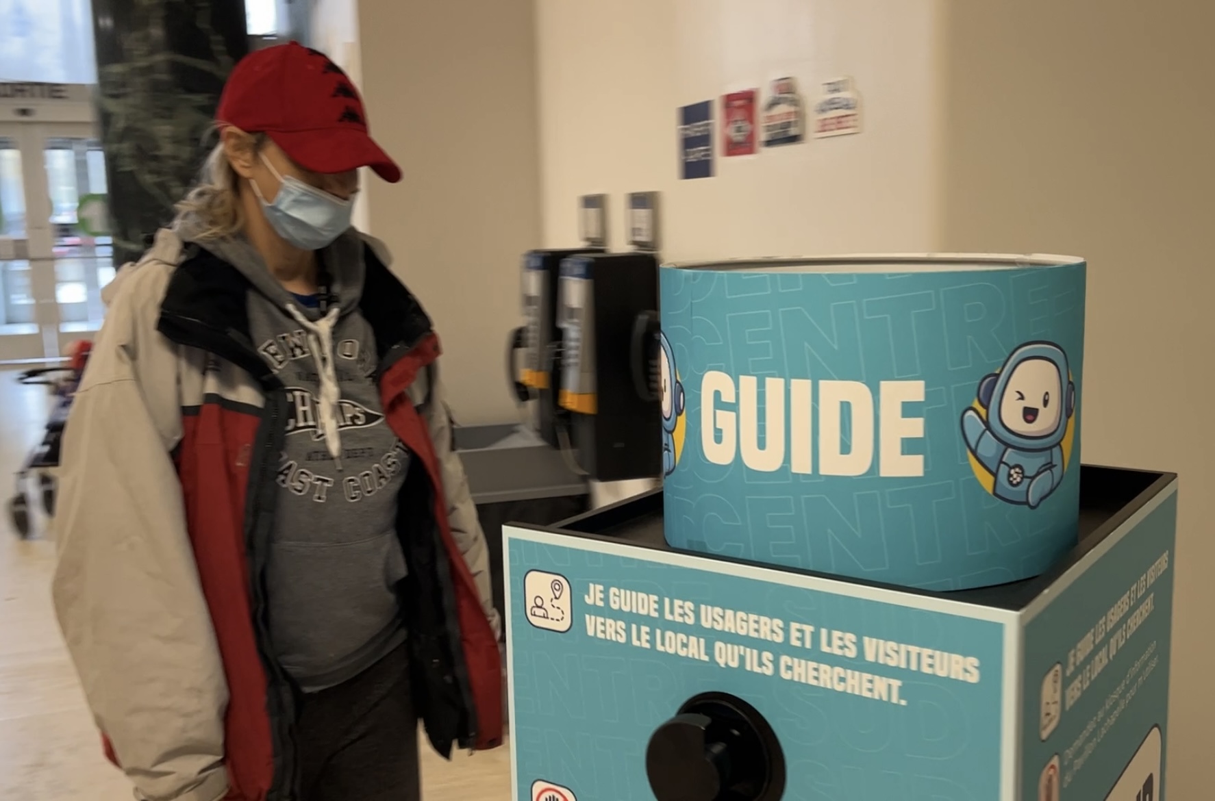 Un montrealés está siendo guiado por el robot móvil autónomo