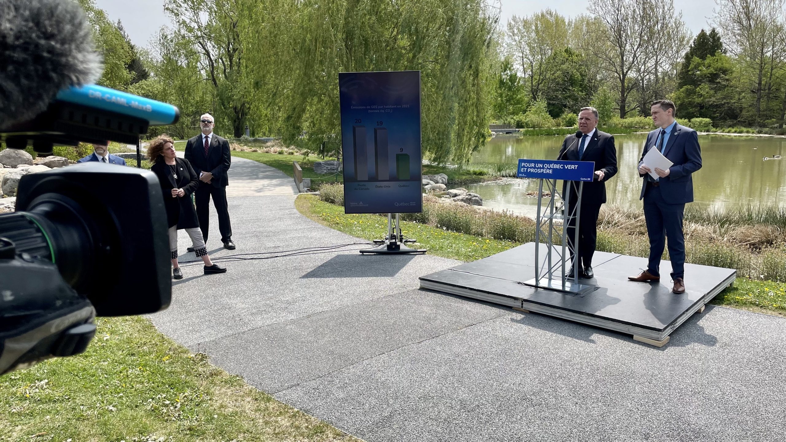 El primer ministro de Quebec, François Legault, en el clima de prensa de economía verde con el ministro de Medio Ambiente de Benoit Charette