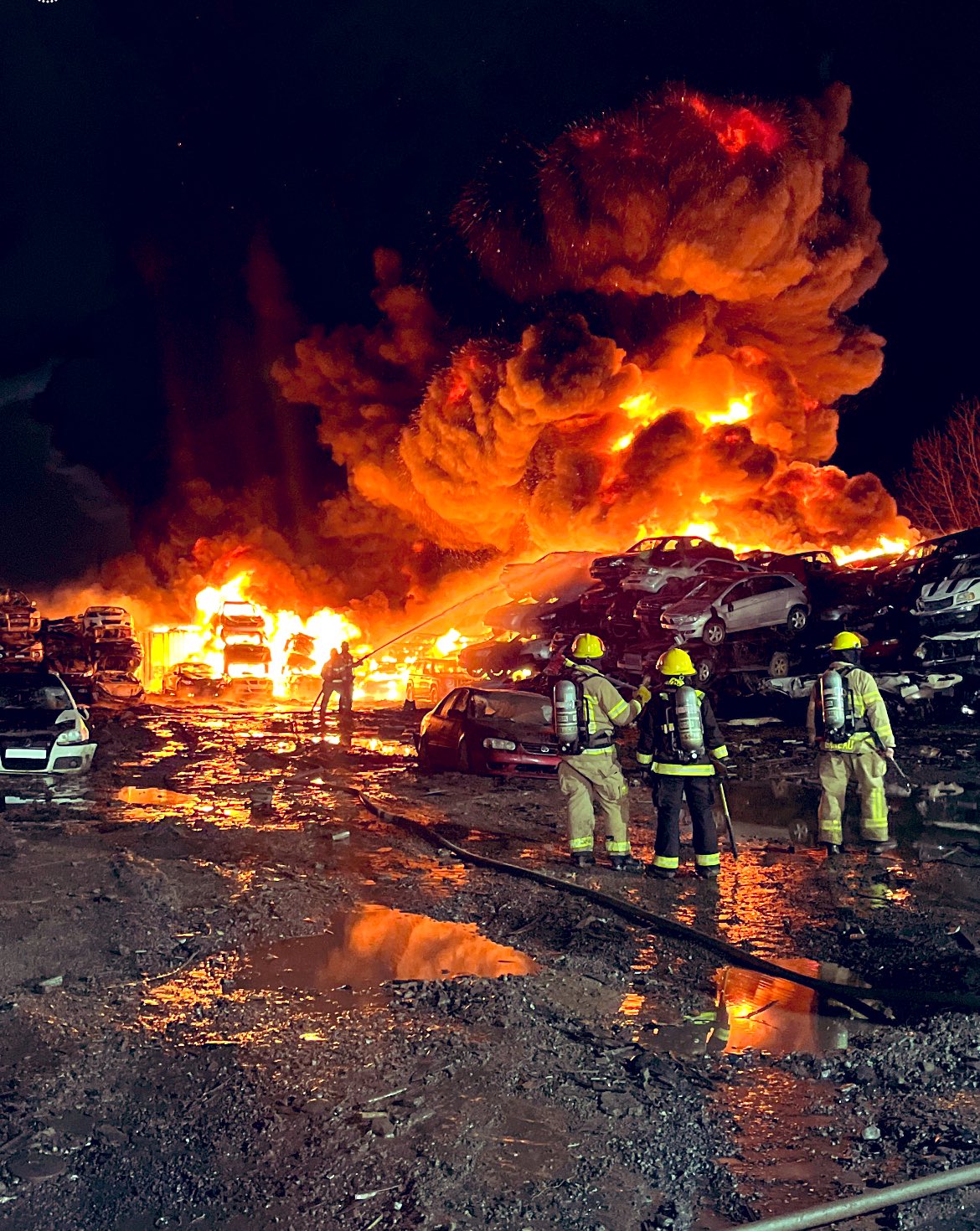 Massive fire breaks out in a Laval scrap yard