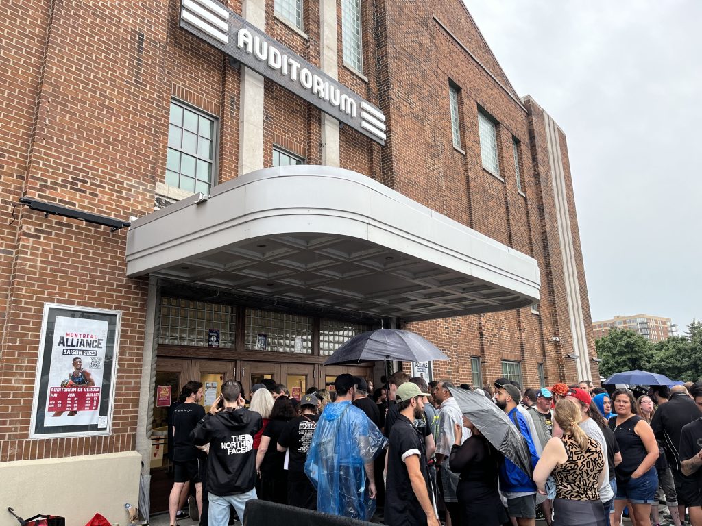 Fans line up to see Foo Fighters in Verdun