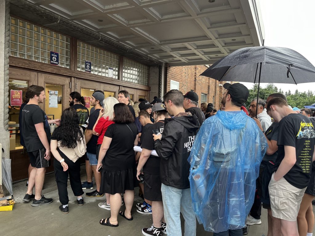 Fans line up to see Foo Fighters in Verdun