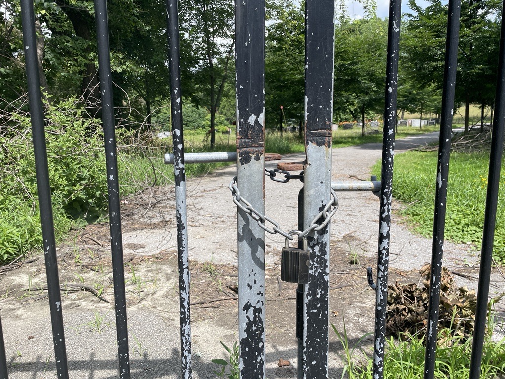 Locked gate of Montreal’s Notre-Dame-des-Neiges cemetery gates (Felisha Adam, CityNews Image)