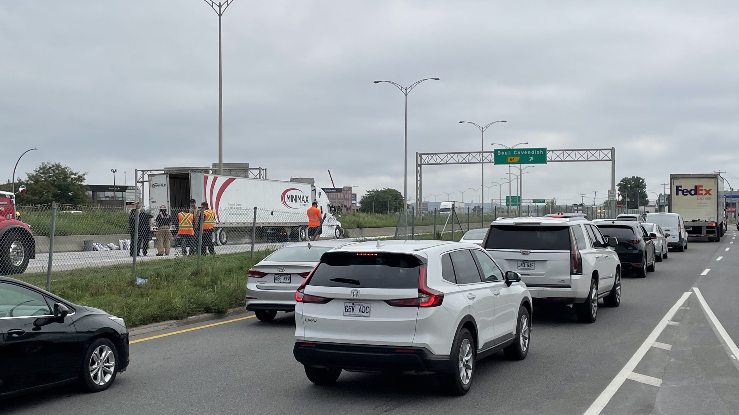 Montreal truck driver hits Highway 40 overpass
