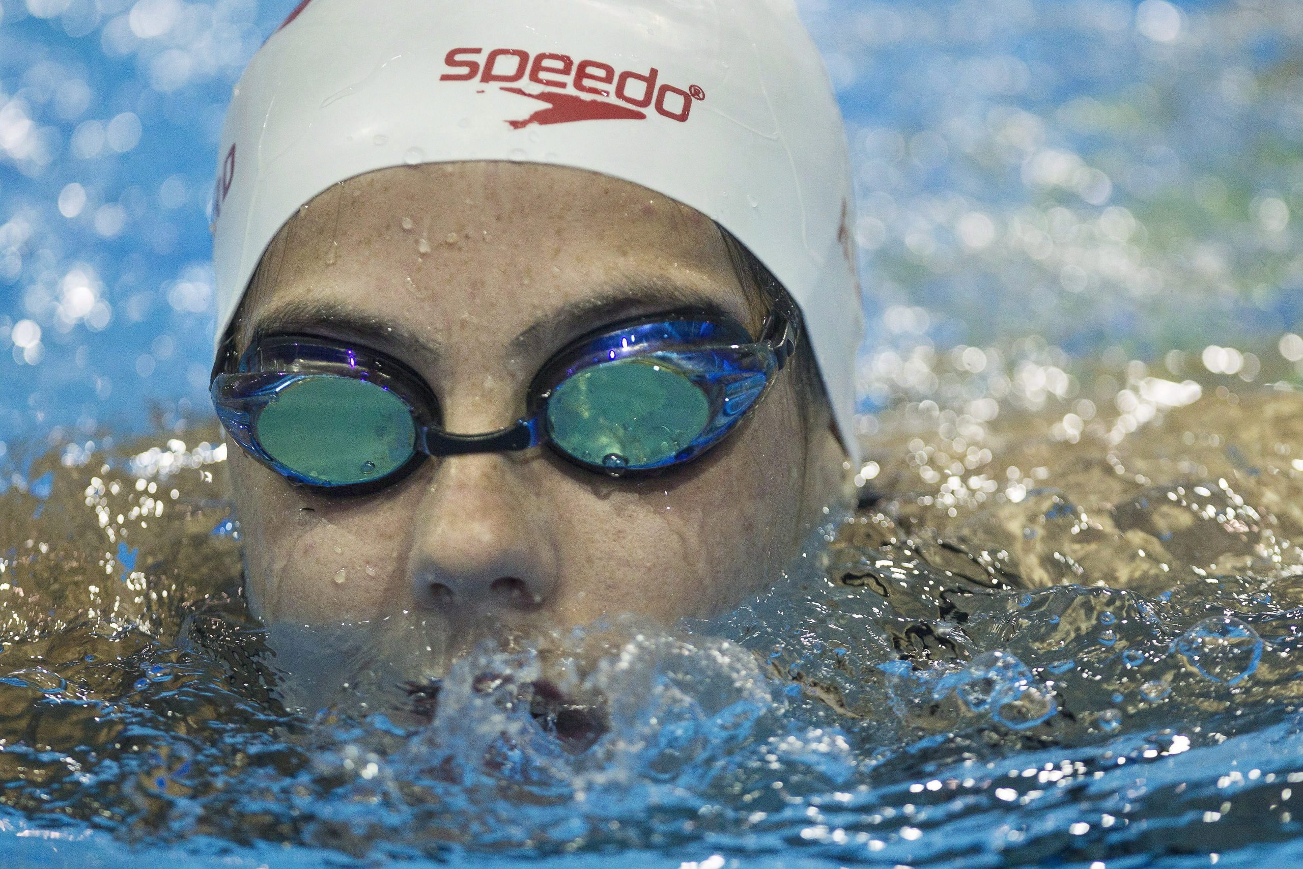 Aurelie Rivard nada durante una conferencia de prensa mientras se anuncia el equipo canadiense de natación paralímpica para Río 2016 en Toronto el lunes 29 de agosto de 2016. 