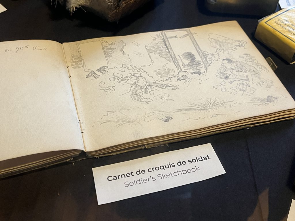 Cuaderno de bocetos de soldado en exhibición en “Conexiones recordadas: una exhibición emergente de la gran guerra”