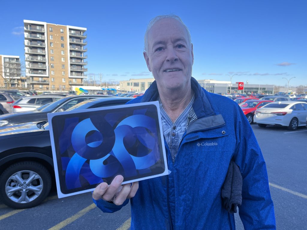 Robert Major showing the iPad he purchased on Black Friday at Fairview Pointe-Claire