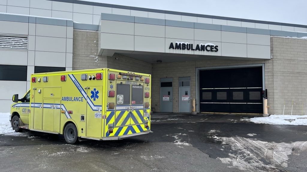Anna-Laberge Hospital Ambulance ER Urgence Sante