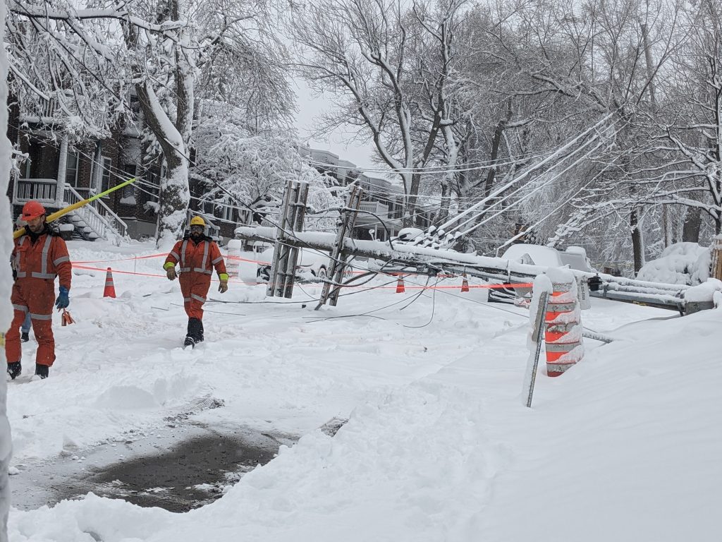 Messy winter snow storm, rain knocks out power and closes schools across  Quebec 