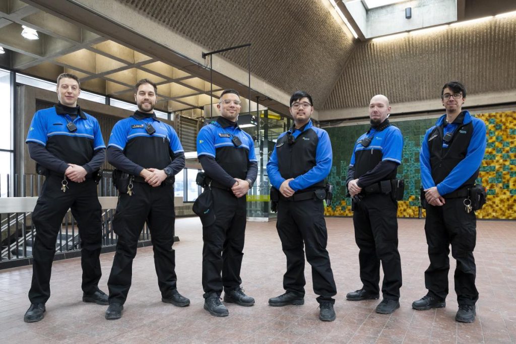Seis embajadores de la seguridad posan para la cámara en el metro