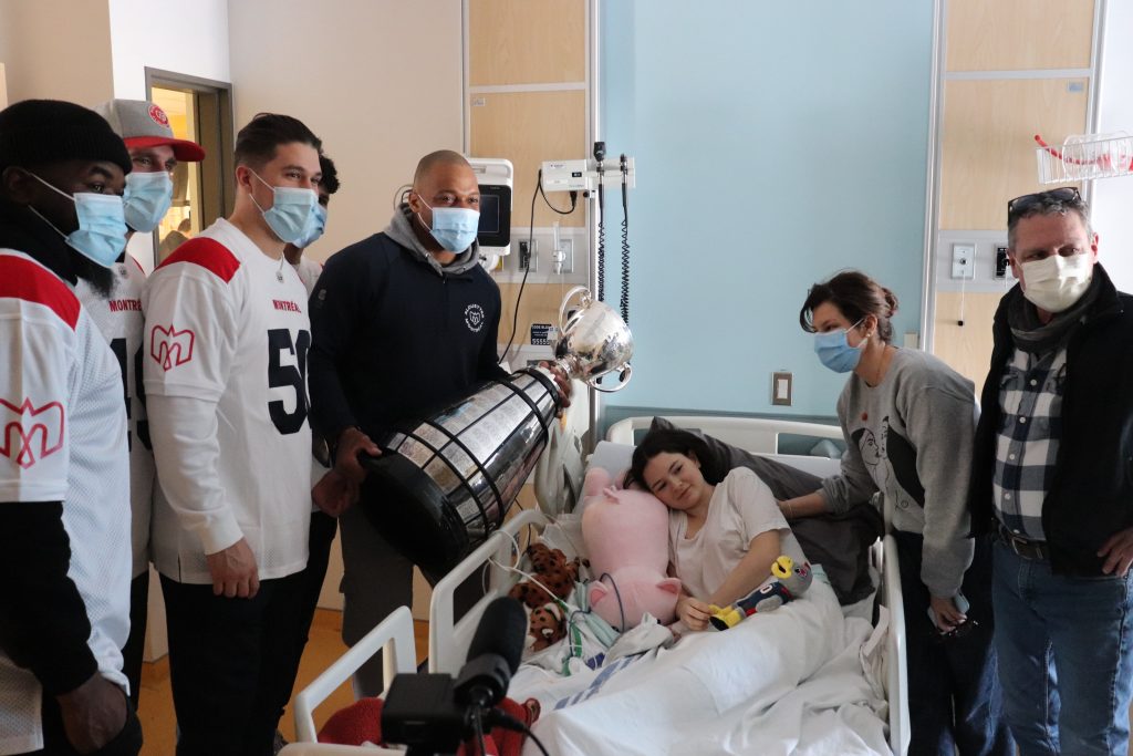 Montreal Alouettes bring Grey Cup to Montreal Children's Hospital to meet young patients