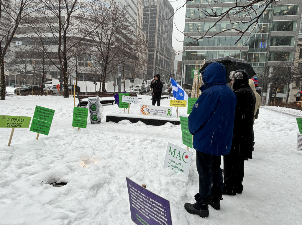 Montrealers hold commemoration at Square Victoria