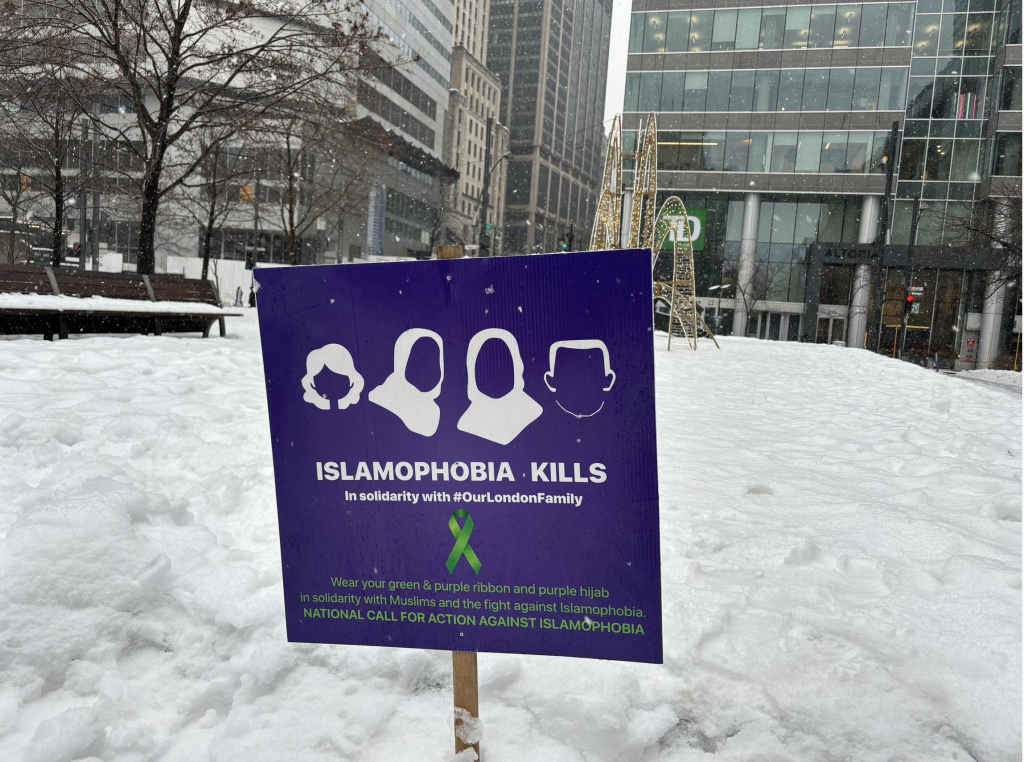 Se ve un primer plano de un cartel que dice que la islamofobia mata.