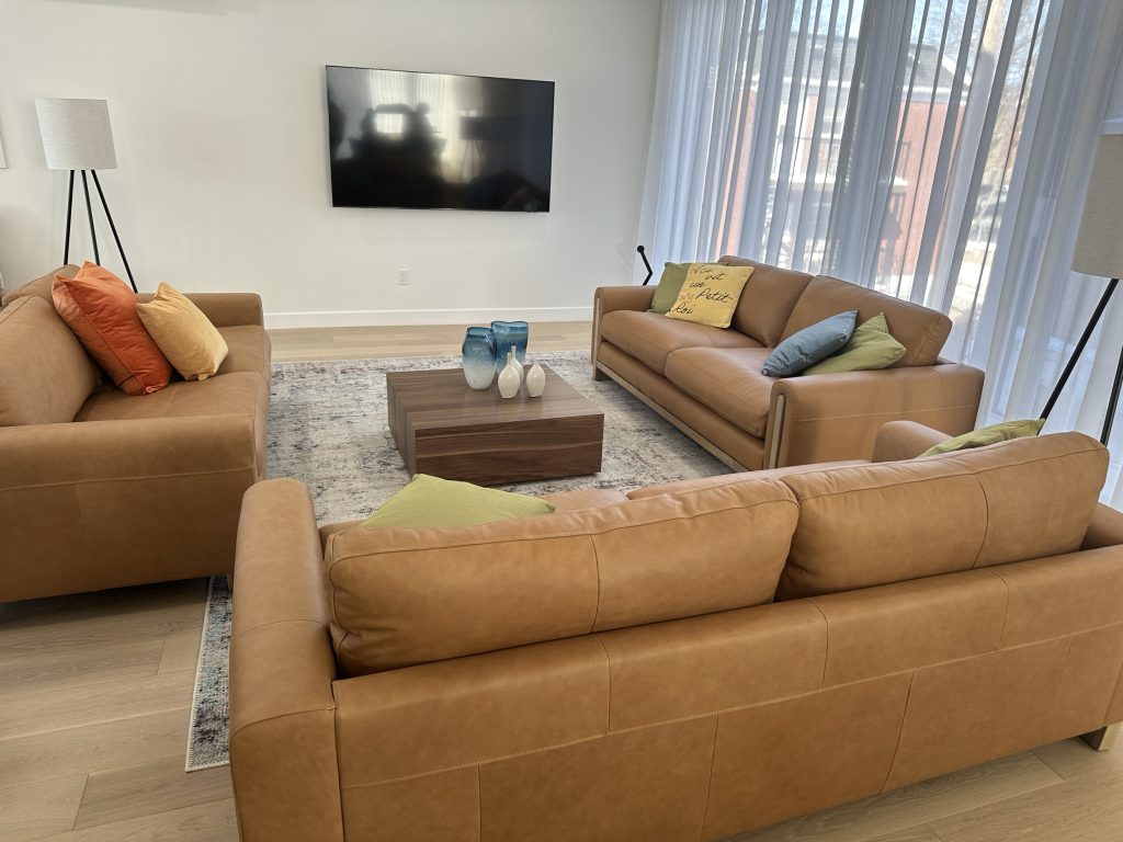 En la 'Smart House' se ve una sala de estar con grandes sofás. 