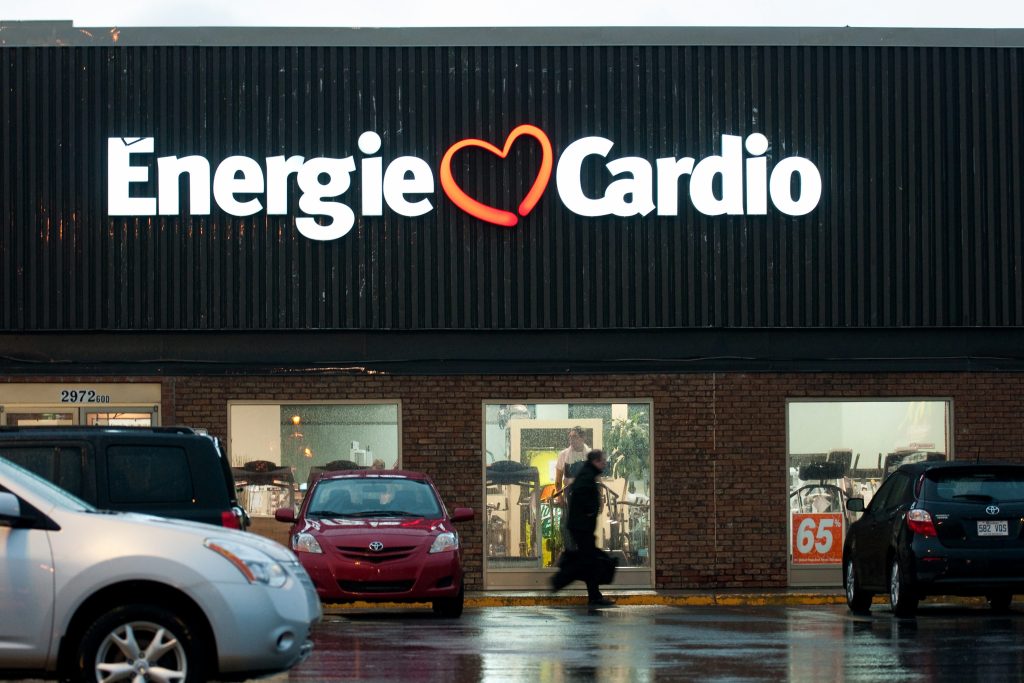 The Energie-Cardio gym sign is visible outside at night