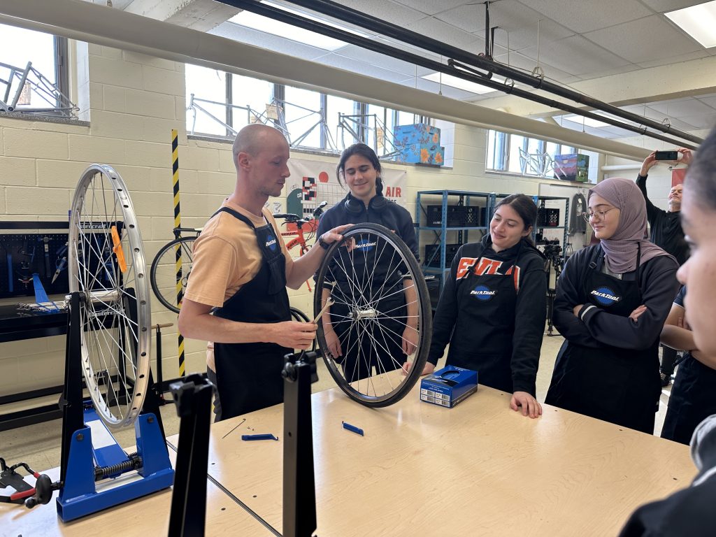 El profesor Laurent Baron enseña técnicas de reparación de bicicletas a alumnos de la escuela secundaria La Dauversière.  (Swidda Rassy, ​​CityNews)