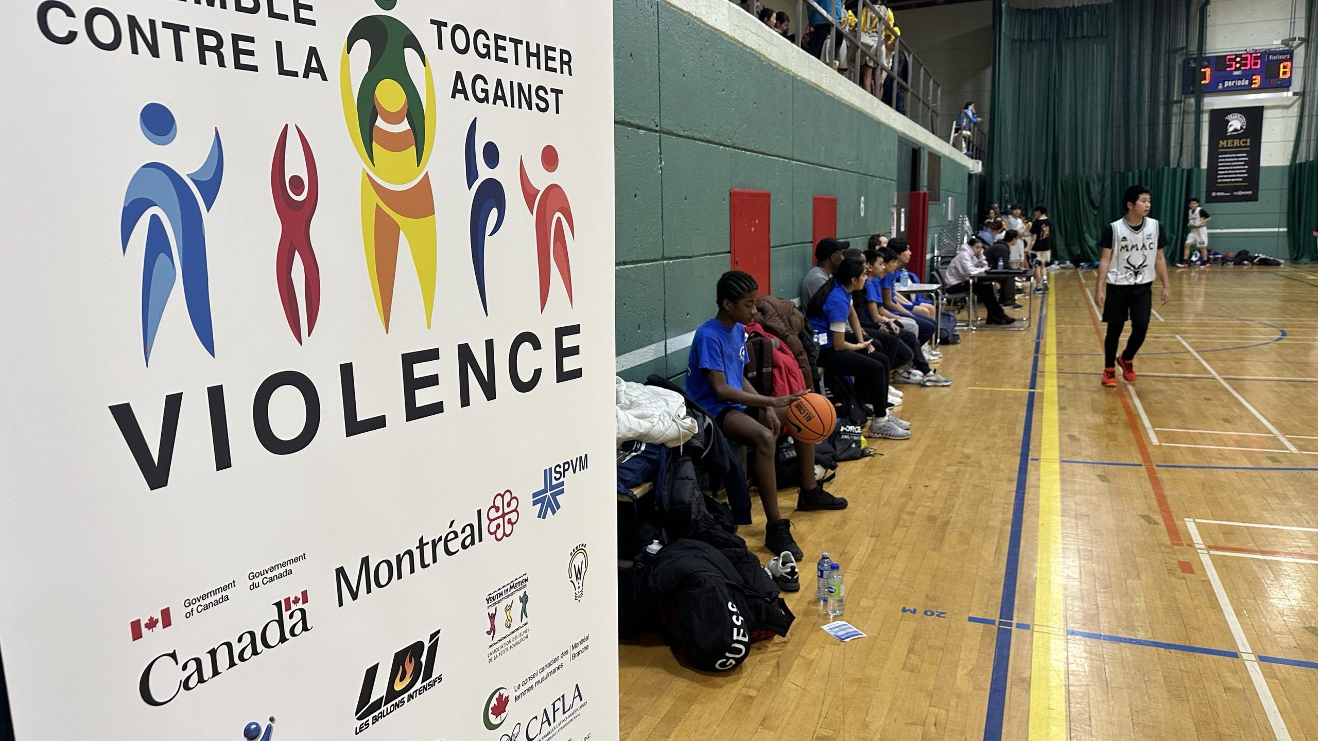 Un tournoi de basket-ball de Montréal réunit les jeunes et la police pour lutter contre la violence