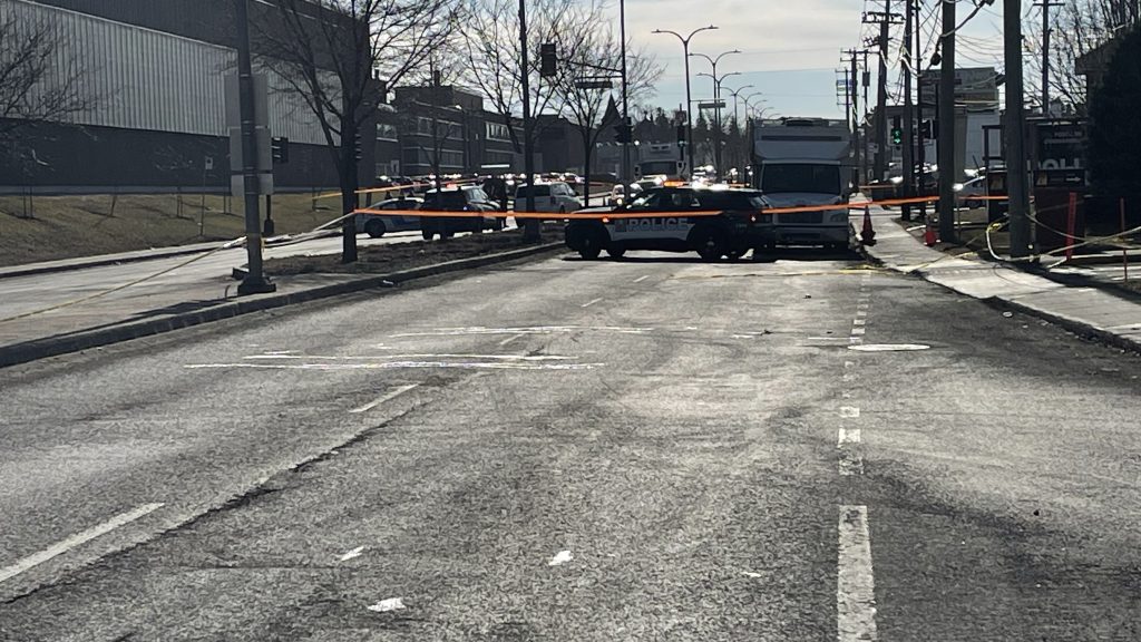 Montreal police block off set up a perimeter in Saint-Laurent