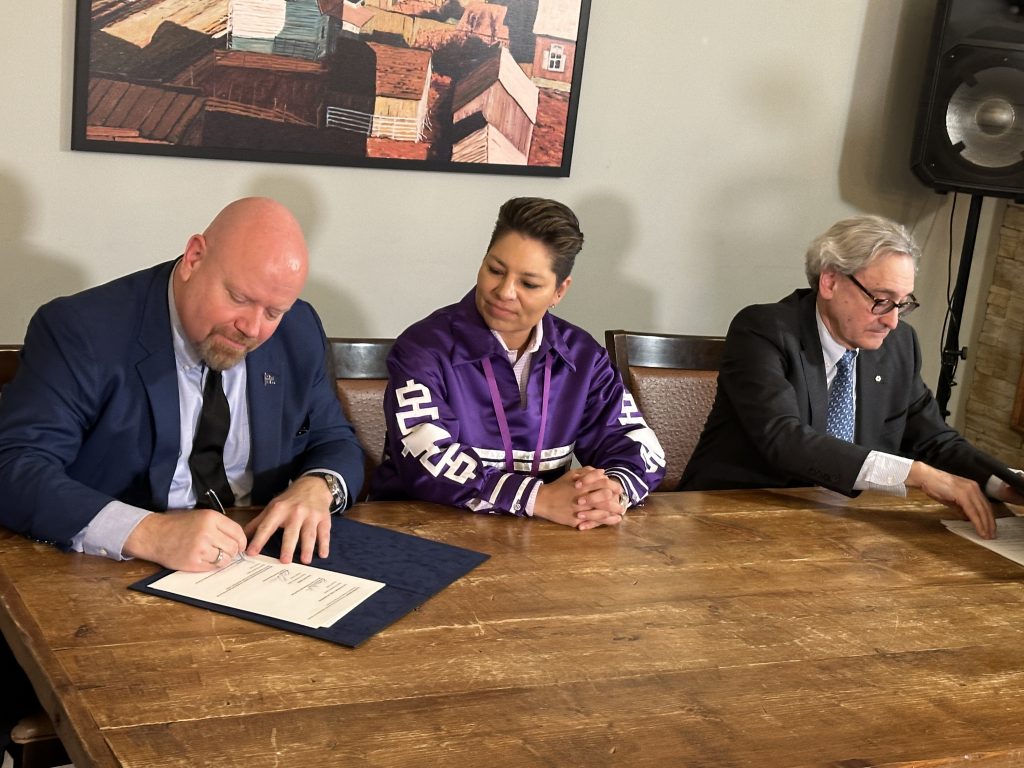 Mohawk Council of Kahnawà:ke and Hydro-Québec sign Hertel Transmission Line agreements
