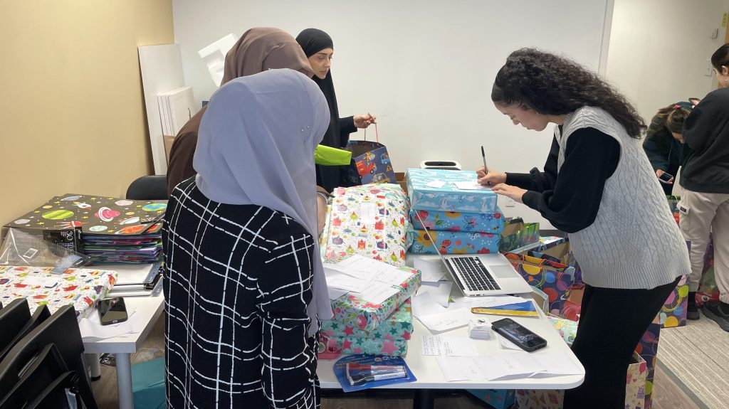 Montrealers gather to wrap gifts for kids in need for Eid al-Fitr