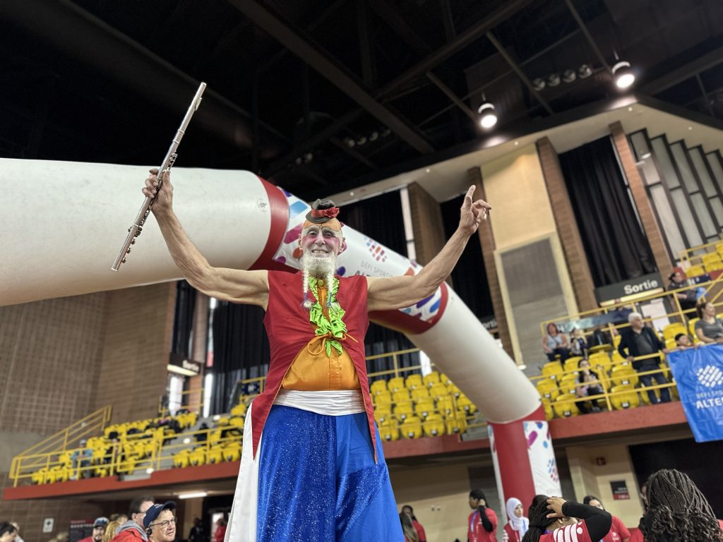 performer on stilts at the Défi Sportif AlterGo