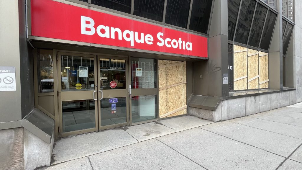Ventanas rotas en la sucursal de Scotiabank en el centro de Montreal después de una protesta anticapitalista la noche anterior.  2 de mayo de 2024. (Martin Daigle, CityNews)