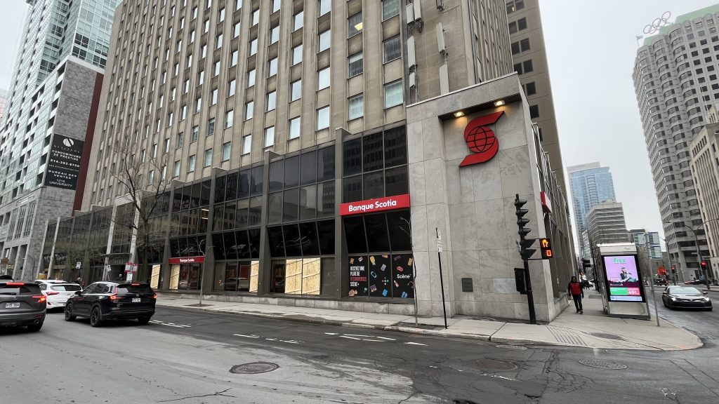Ventanas rotas en la sucursal de Scotiabank en el centro de Montreal después de una protesta anticapitalista la noche anterior.  2 de mayo de 2024. (Martin Daigle, CityNews)