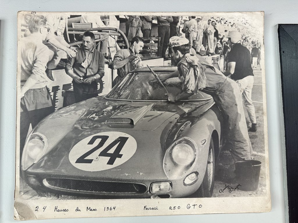 Salvatore Montana (a destra) guida una Ferrari alla 24 Ore di Le Mans nel 1964.