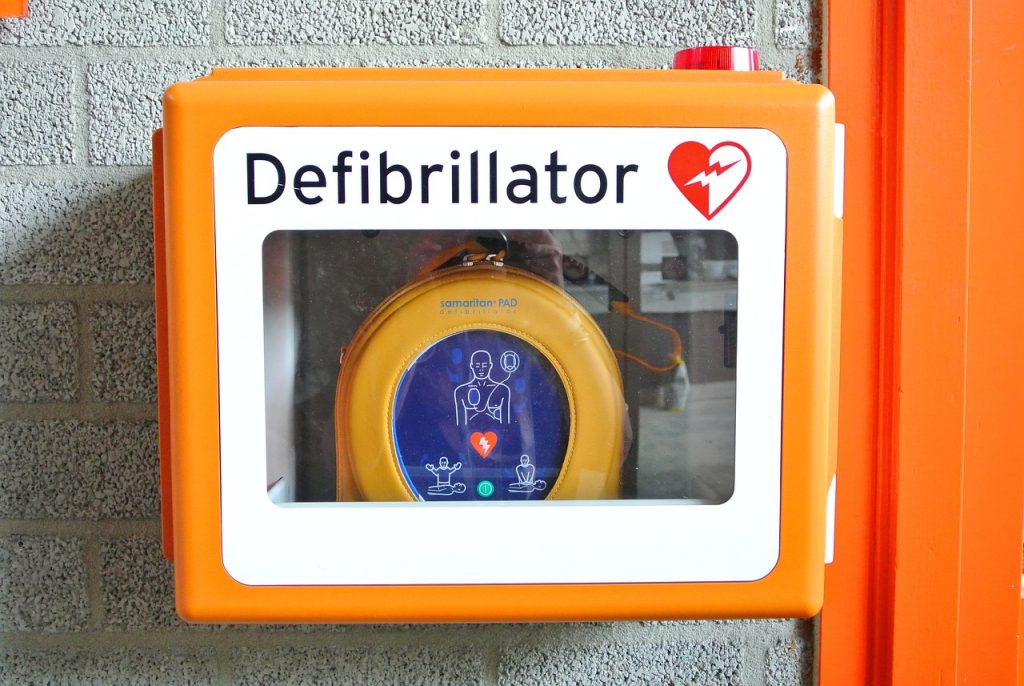 Quebec slow to install more defibrillators in public places