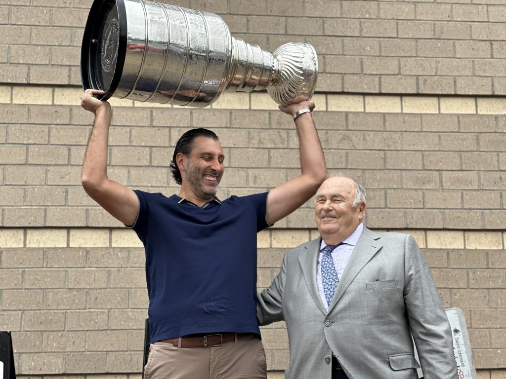 Stanley Cup in Montreal: Fans score photo with NHL Hall of Famer, Roberto Luongo