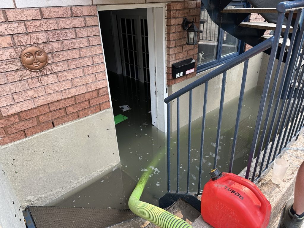 Hundreds of Montrealers forced to evacuate amid water main break