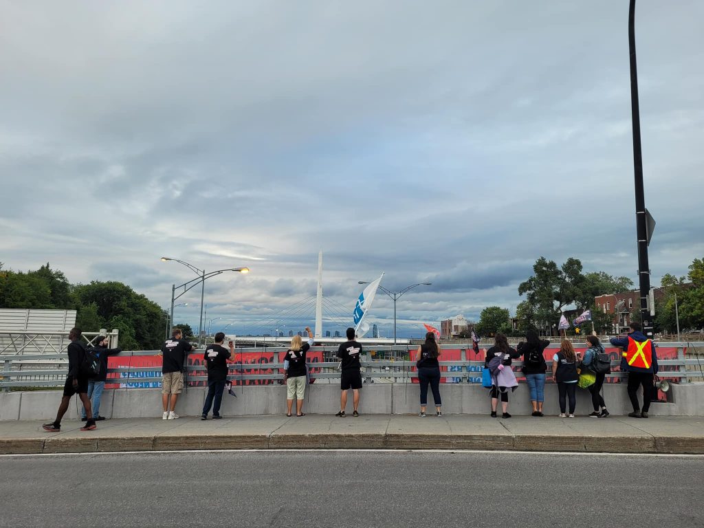 FIQ members protest above the Decarie Expressway