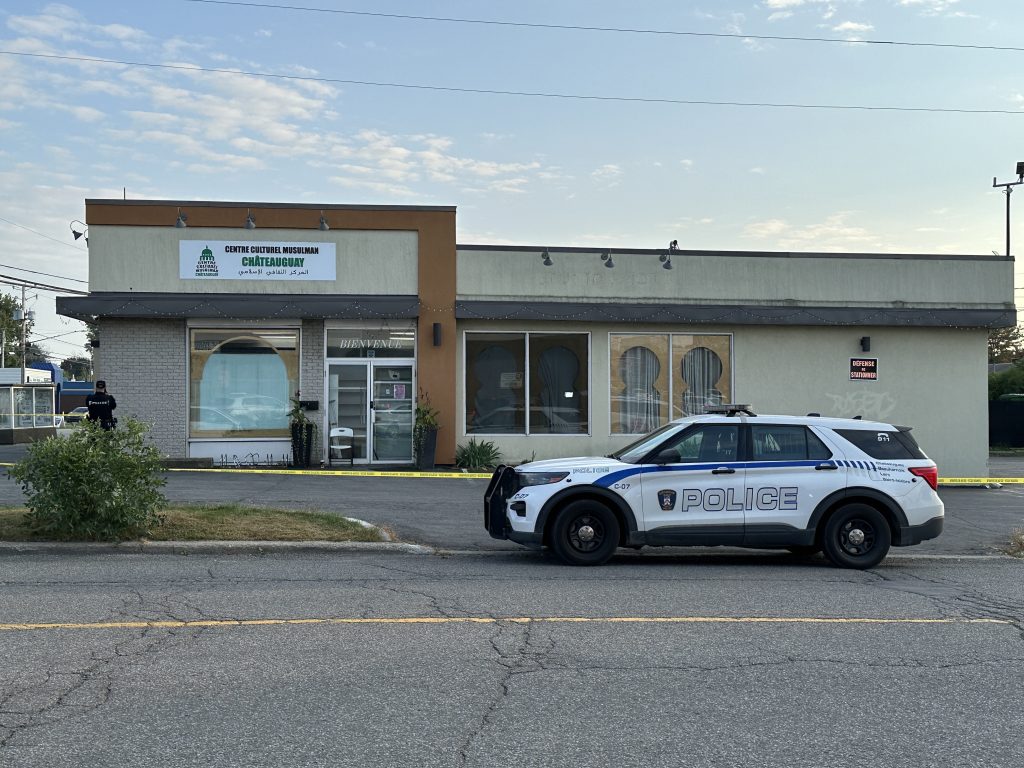 Man armed with knife arrested after allegedly attacking 3 people at Châteauguay mosque