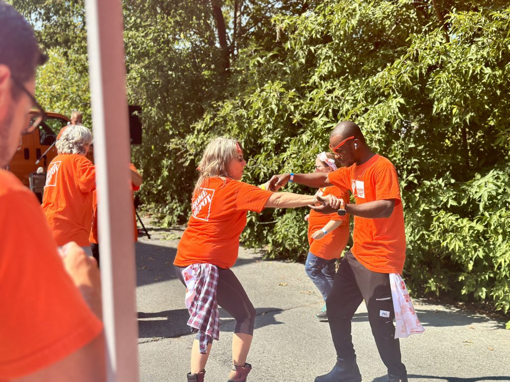 Dancing to the music of the live band. (Erin Seize, CityNews)