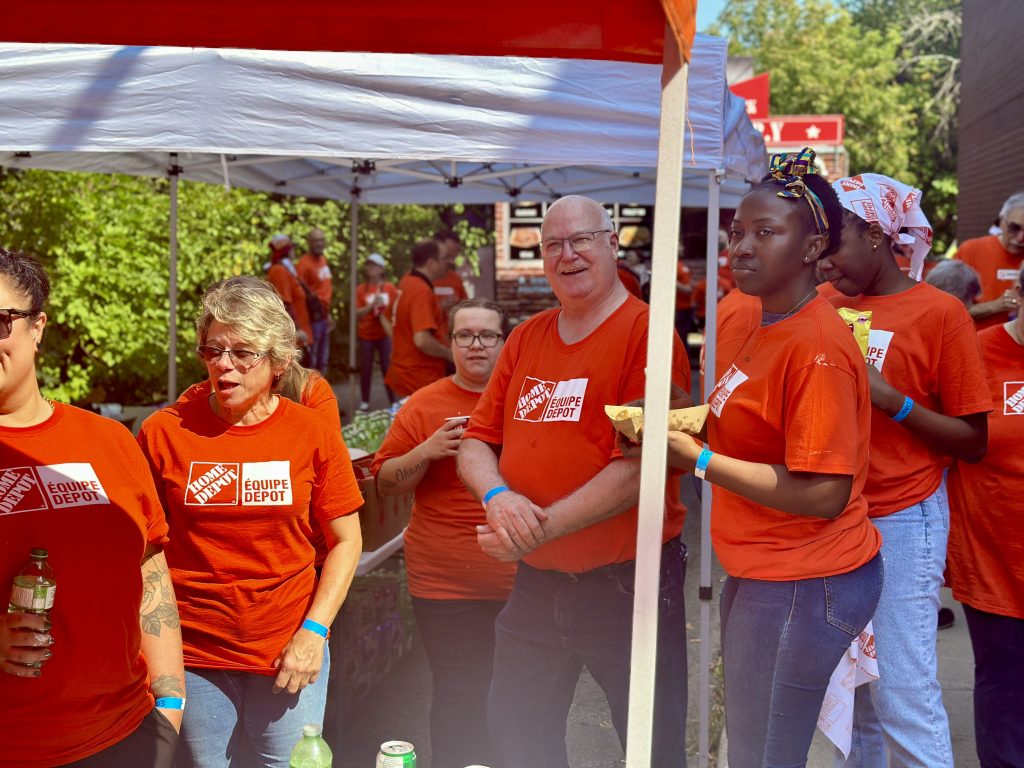 Volunteers take a break for lunch. (Erin Seize, CityNews)