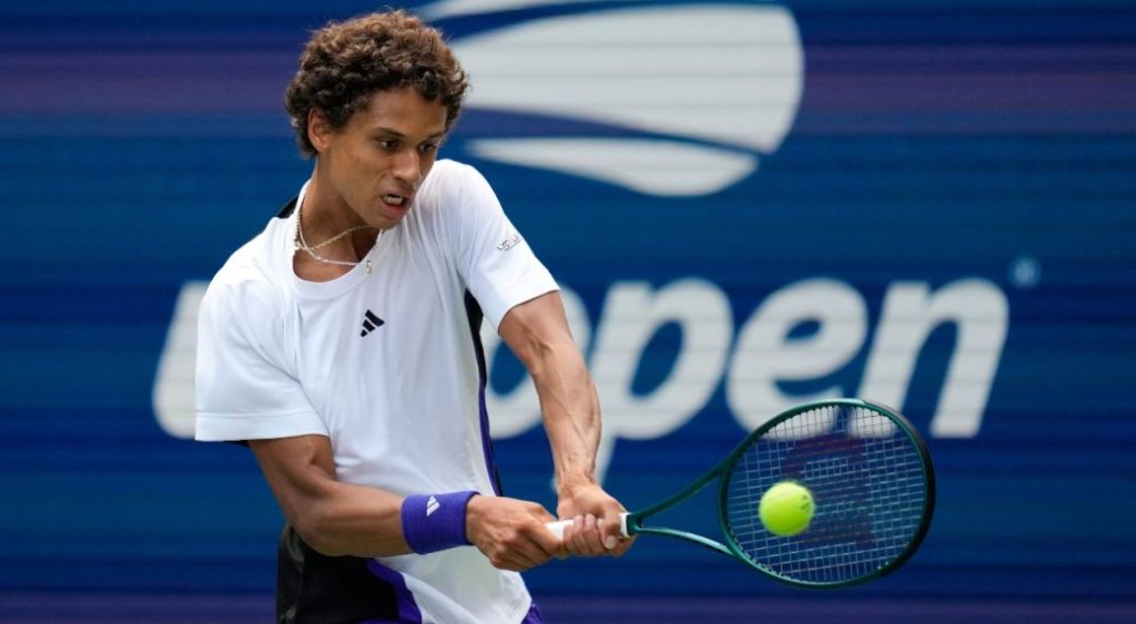 Gabriel Diallo hits tennis ball at Almaty Open