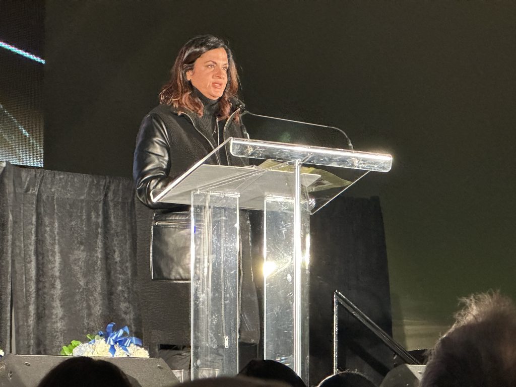 Raquel Look speaks at Montreal event mourning victims of Oct.7 attack.