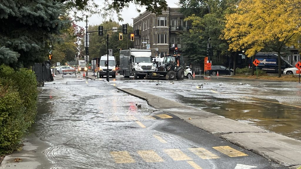 Water main break in Montreal's Plateau, City working on closing valve