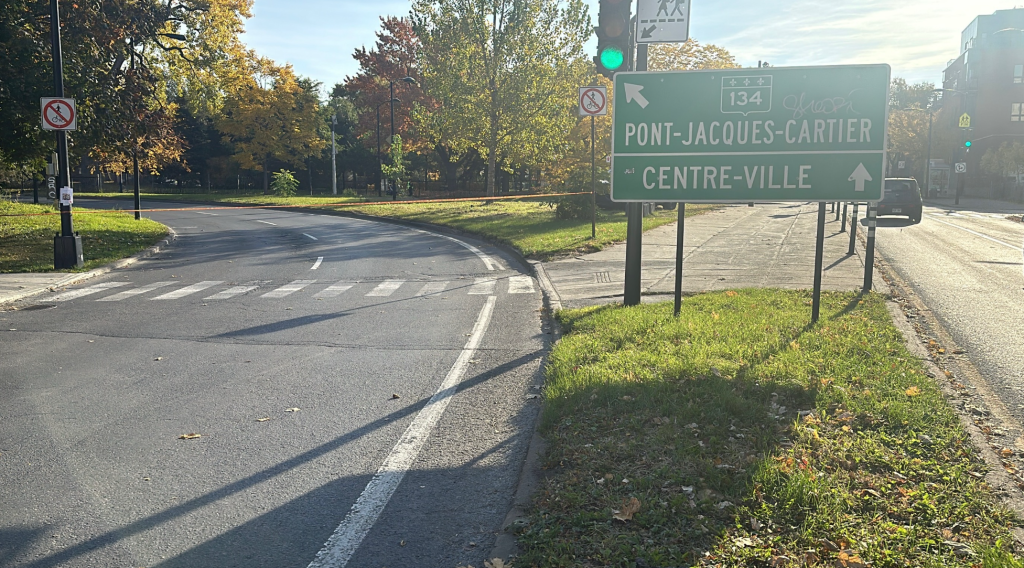 the jacques cartier bridge sign